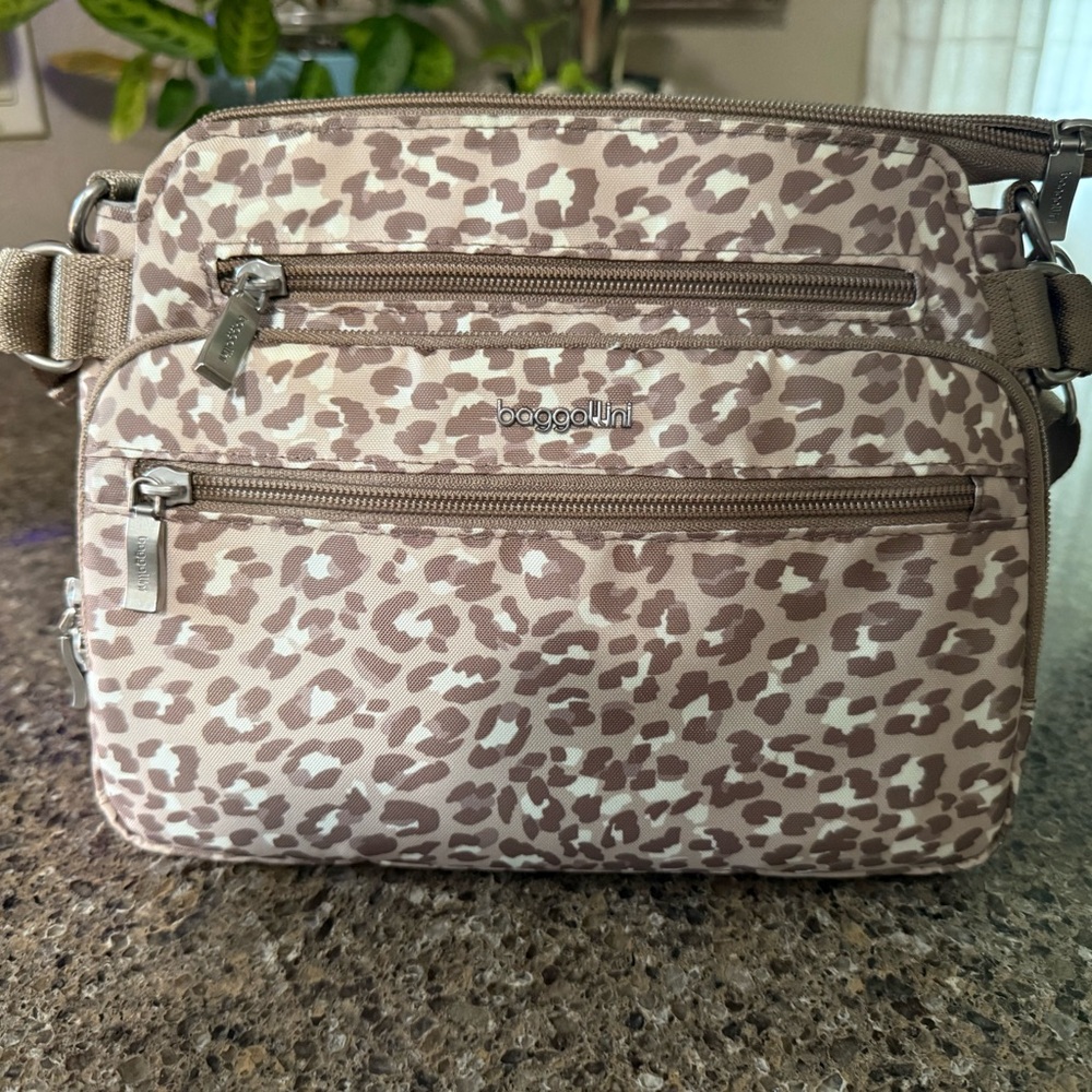 Baggallini marais crossbody purse leopard